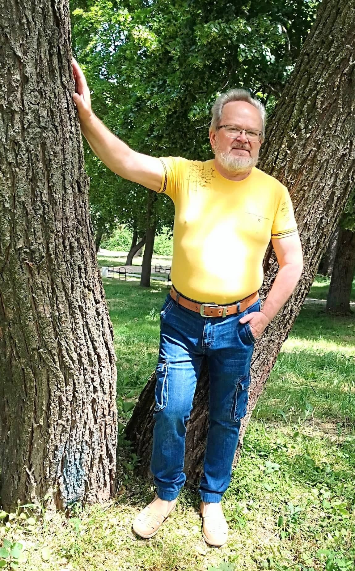 луговський біля дерева