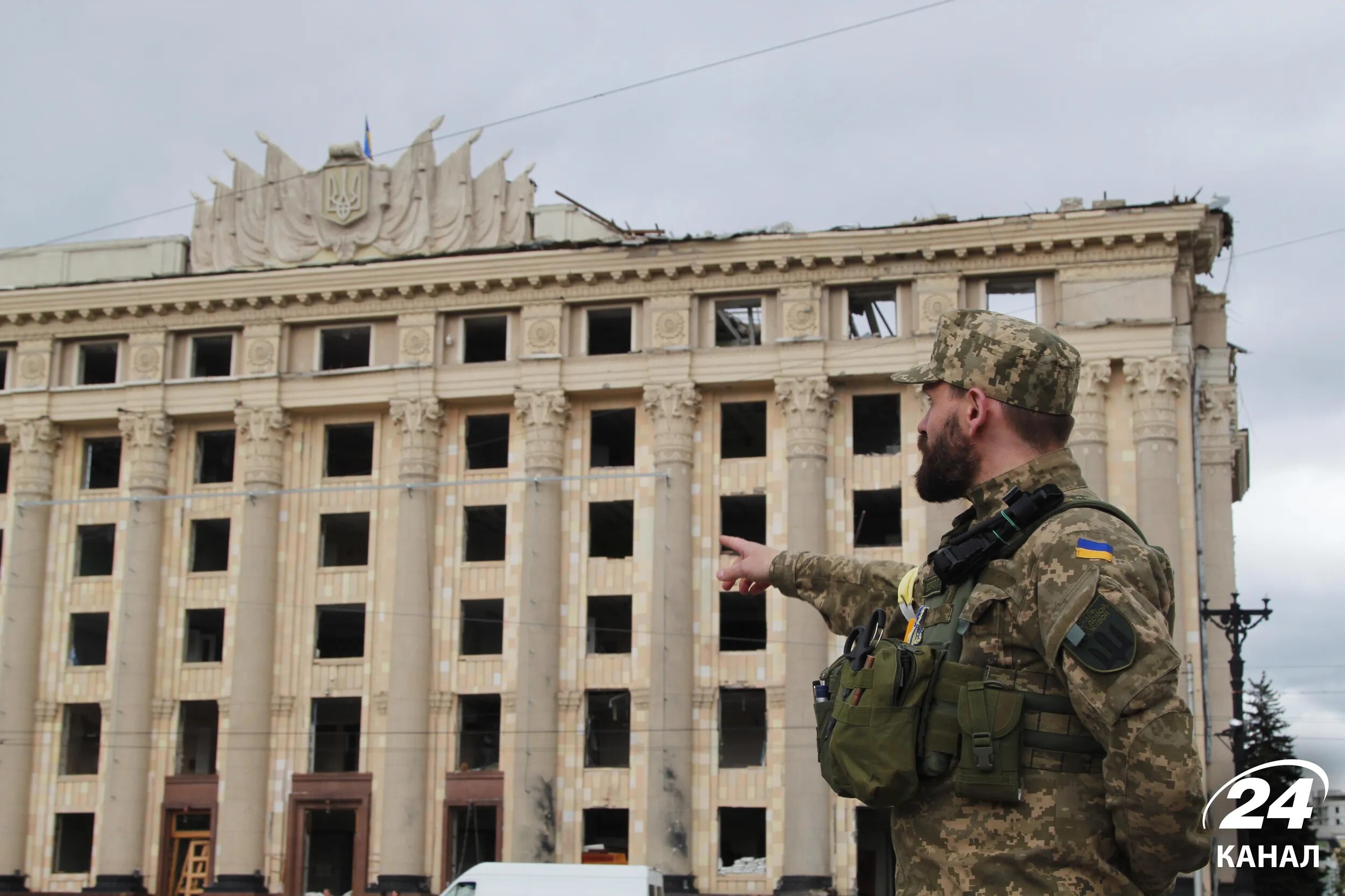 євген сміянов біля зруйнованої будівлі харківської ова
