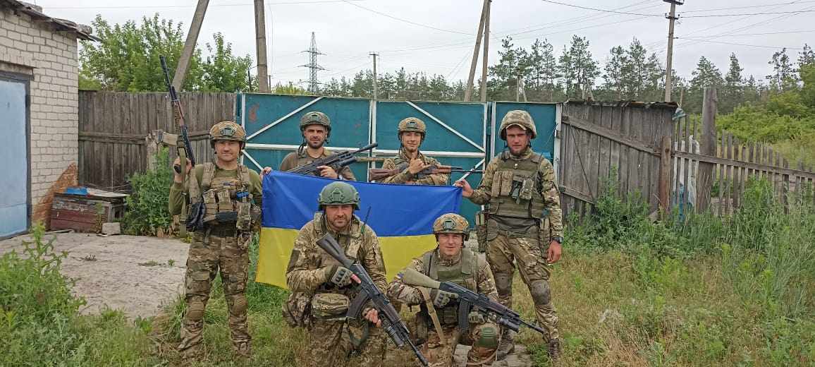 капля хлопці з прапором